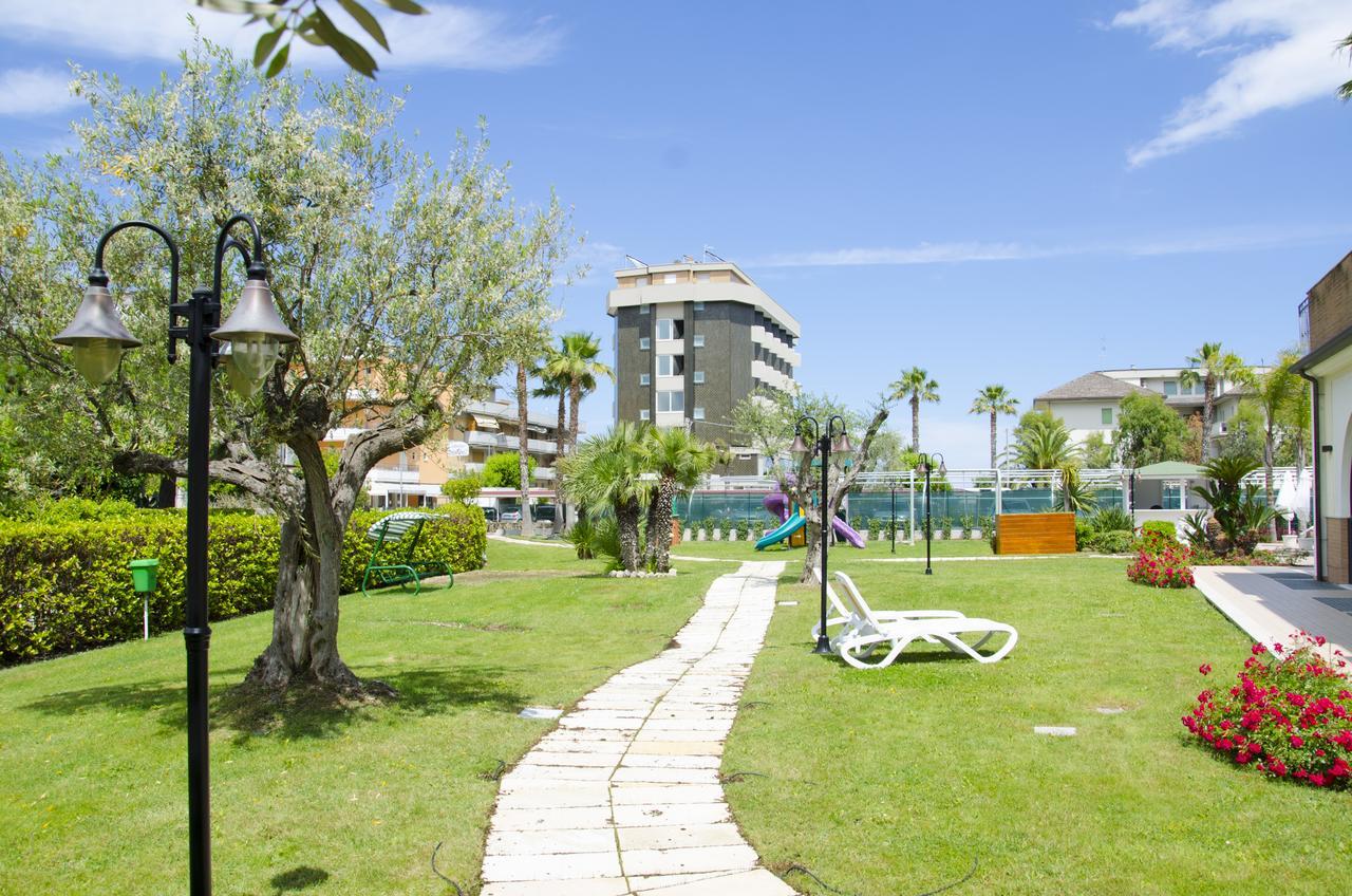 Almaluna Hotel & Resort Alba Adriatica Exterior photo