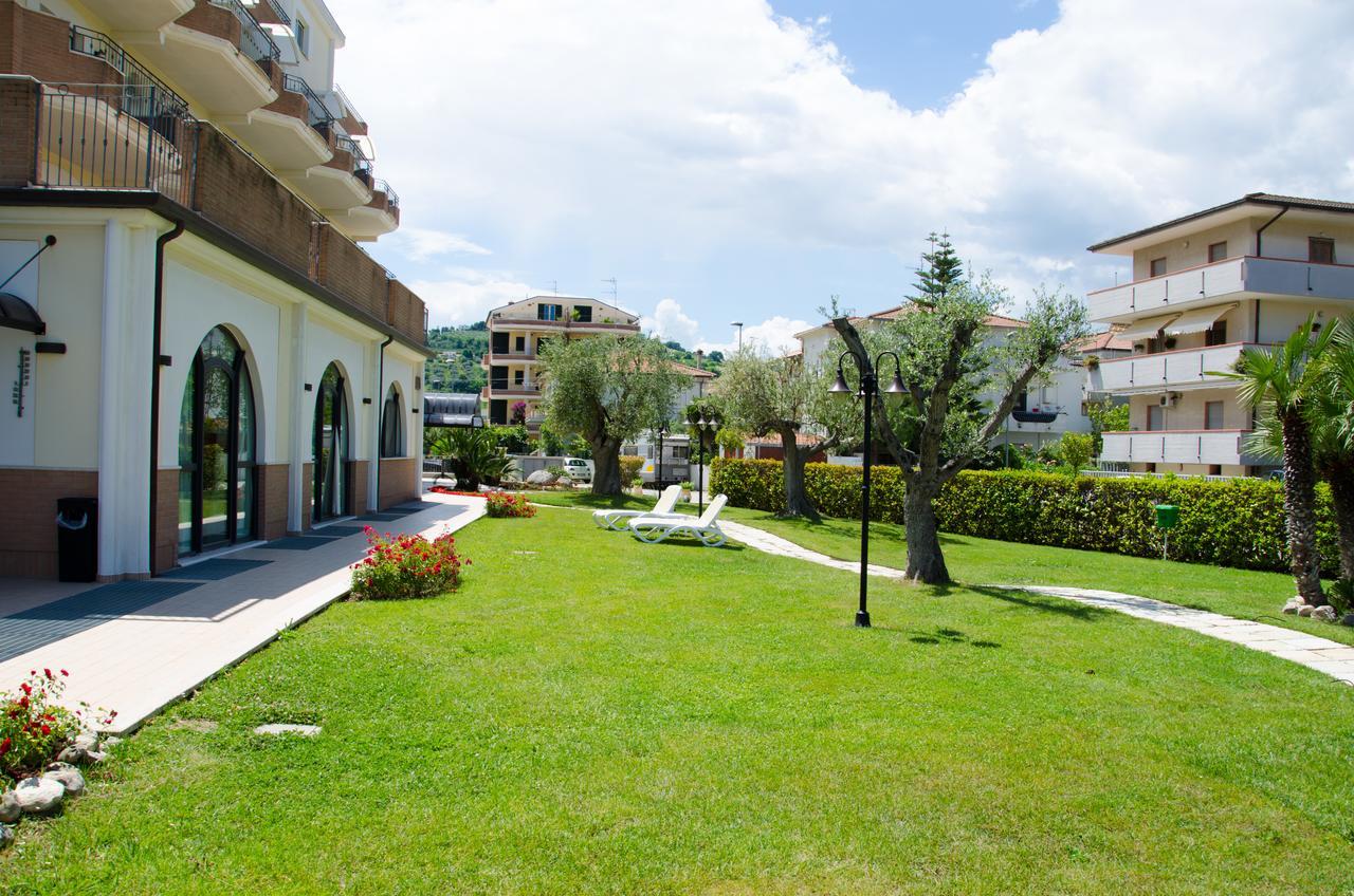 Almaluna Hotel & Resort Alba Adriatica Exterior photo