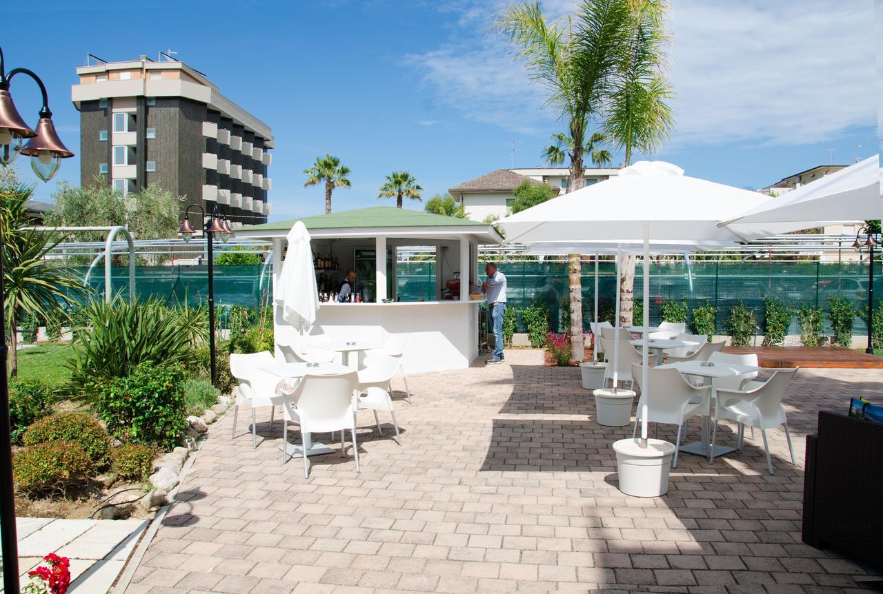 Almaluna Hotel & Resort Alba Adriatica Exterior photo