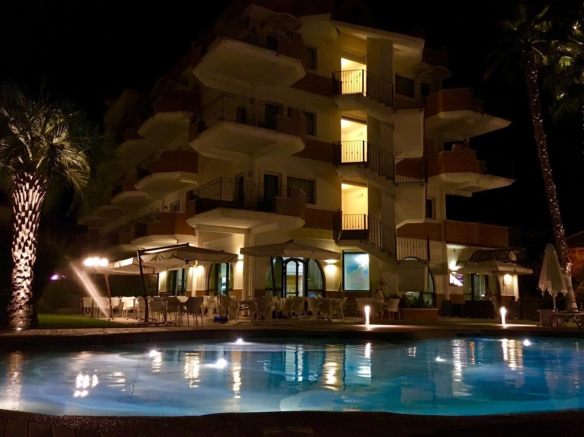 Almaluna Hotel & Resort Alba Adriatica Exterior photo