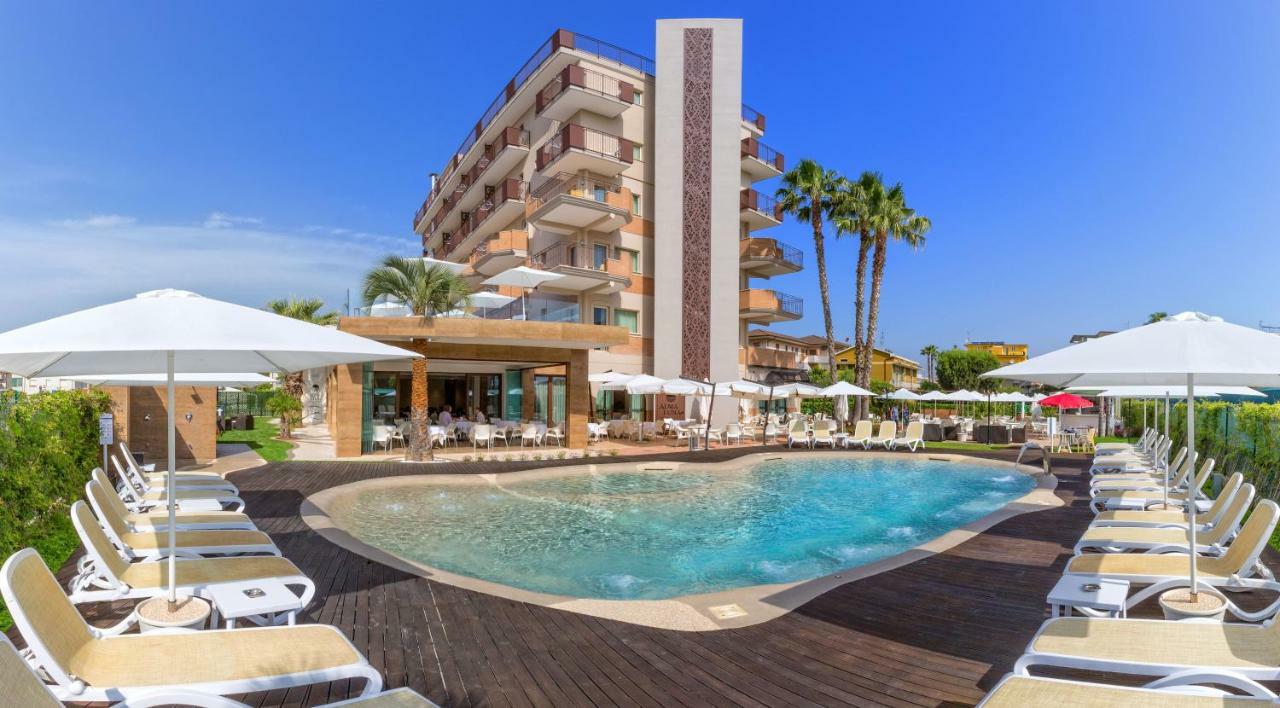 Almaluna Hotel & Resort Alba Adriatica Exterior photo