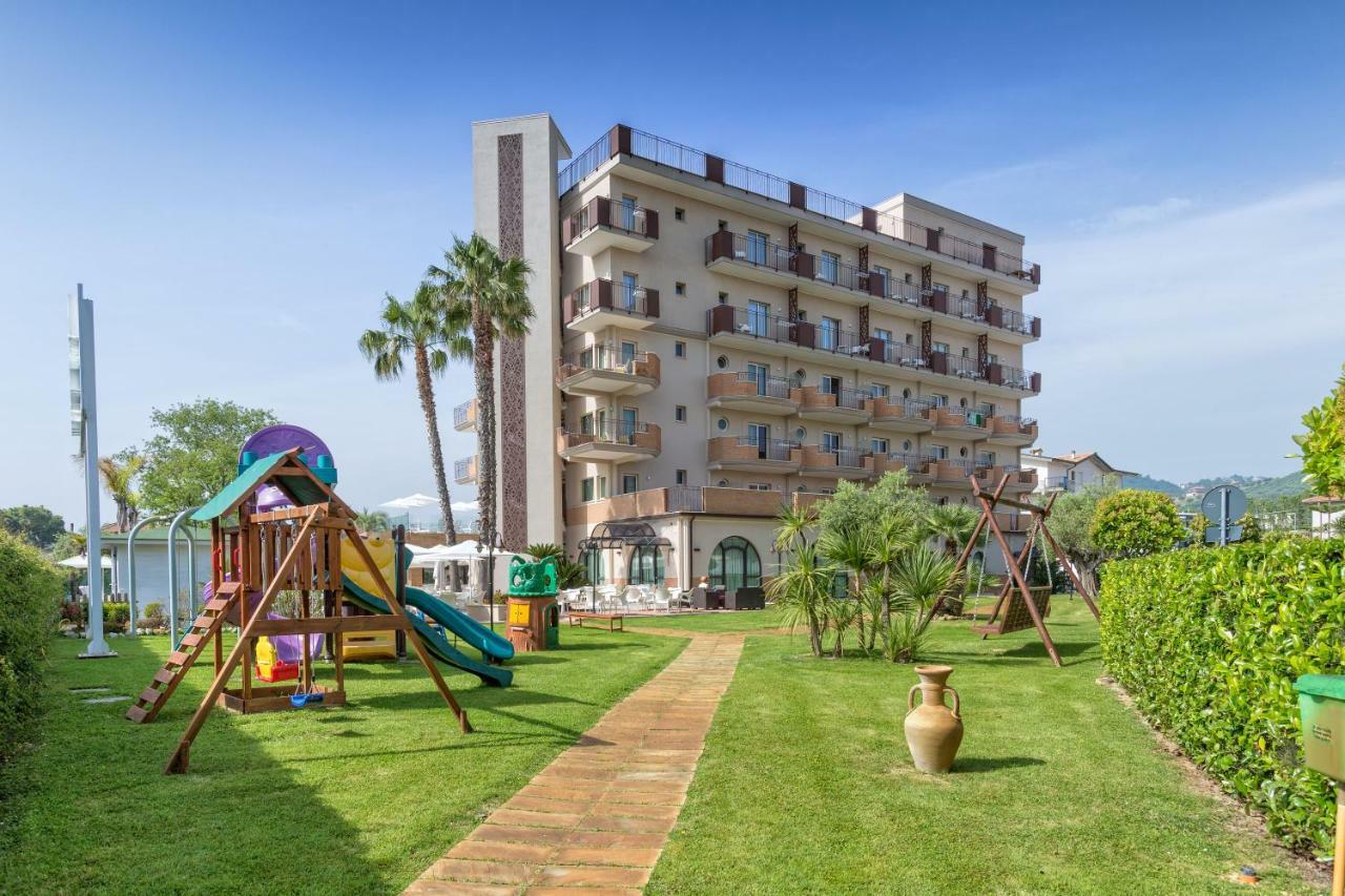 Almaluna Hotel & Resort Alba Adriatica Exterior photo